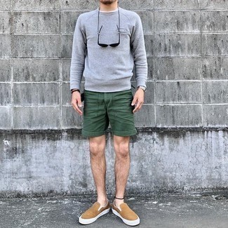 Graues Sweatshirts kombinieren – 500+ Herren Outfits: Kombinieren Sie ein graues Sweatshirts mit dunkelgrünen Shorts, um mühelos alles zu meistern, was auch immer der Tag bringen mag. Vervollständigen Sie Ihr Look mit beige Slip-On Sneakers aus Segeltuch.