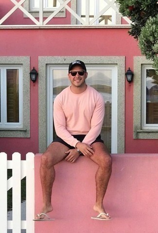 Schwarze bedruckte Baseballkappe kombinieren – 456 Herren Outfits: Ein rosa Sweatshirt und eine schwarze bedruckte Baseballkappe vermitteln eine sorglose und entspannte Atmosphäre. Suchen Sie nach leichtem Schuhwerk? Komplettieren Sie Ihr Outfit mit weißen Gummi Zehensandalen für den Tag.