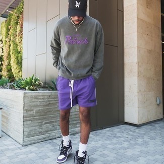 Violette Shorts kombinieren – 36 Herren Outfits: Entscheiden Sie sich für Komfort in einem dunkelgrauen bestickten Sweatshirt und violetten Shorts. Fühlen Sie sich mutig? Komplettieren Sie Ihr Outfit mit violetten hohen Sneakers aus Leder.