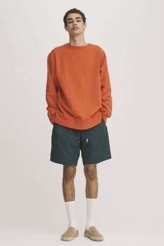 Teenager: Turnschuhe kombinieren – 500+ Casual Herren Outfits: Ein orange Sweatshirt und dunkelgrüne Sportshorts sind das Outfit Ihrer Wahl für faule Tage. Suchen Sie nach leichtem Schuhwerk? Wählen Sie Turnschuhe für den Tag.