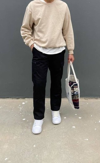 Weiße Shopper Tasche aus Segeltuch kombinieren – 500+ Herren Outfits: Tragen Sie ein hellbeige Sweatshirts und eine weiße Shopper Tasche aus Segeltuch für einen entspannten Wochenend-Look. Wählen Sie weißen Segeltuch niedrige Sneakers, um Ihr Modebewusstsein zu zeigen.