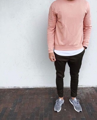 20 Jährige: Sweatshirts kombinieren – 500+ Herren Outfits warm Wetter: Vereinigen Sie ein Sweatshirts mit einer schwarzen Chinohose für einen bequemen Alltags-Look. Suchen Sie nach leichtem Schuhwerk? Entscheiden Sie sich für grauen Sportschuhe für den Tag.