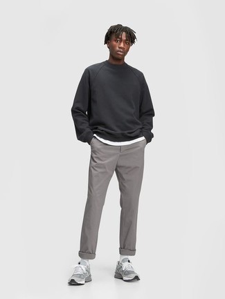 Schwarzes Sweatshirts kombinieren – 212 Herren Outfits: Kombinieren Sie ein schwarzes Sweatshirts mit einer grauen Chinohose für ein bequemes Outfit, das außerdem gut zusammen passt. Suchen Sie nach leichtem Schuhwerk? Vervollständigen Sie Ihr Outfit mit grauen Sportschuhen für den Tag.