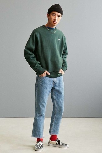 dunkelgrünes Sweatshirt, blaues T-Shirt mit einem Rundhalsausschnitt, hellblaue Jeans, schwarze und weiße Slip-On Sneakers aus Segeltuch mit Karomuster für Herren