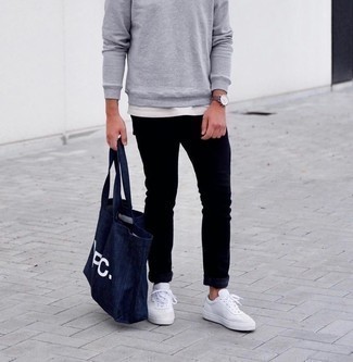 Graues Sweatshirts kombinieren – 630+ Herren Outfits: Kombinieren Sie ein graues Sweatshirts mit schwarzen Jeans für ein großartiges Wochenend-Outfit. Weiße Leder niedrige Sneakers sind eine kluge Wahl, um dieses Outfit zu vervollständigen.