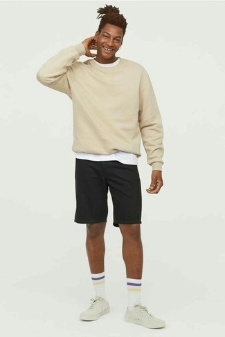 hellbeige Sweatshirt, weißes T-Shirt mit einem Rundhalsausschnitt, schwarze Shorts, weiße Segeltuch niedrige Sneakers für Herren