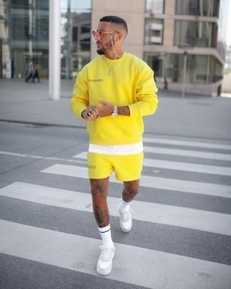 Orange Shorts kombinieren – 133 Herren Outfits: Für ein bequemes Couch-Outfit, vereinigen Sie ein gelbes Sweatshirts mit orange Shorts. Dieses Outfit passt hervorragend zusammen mit weißen Leder niedrigen Sneakers.