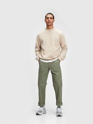 30 Jährige: Welche Sweatshirts mit olivgrüner Chinohose zu tragen – 82 Herren Outfits: Entscheiden Sie sich für ein Sweatshirts und eine olivgrüne Chinohose, um einen lockeren, aber dennoch stylischen Look zu erhalten. Fühlen Sie sich mutig? Wählen Sie grauen Sportschuhe.