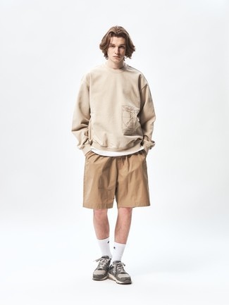 Teenager: Outfits Herren 2024: Paaren Sie ein hellbeige Sweatshirts mit beige Shorts für ein bequemes Outfit, das außerdem gut zusammen passt. Fühlen Sie sich mutig? Komplettieren Sie Ihr Outfit mit grauen Sportschuhen.