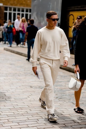 Hellbeige Sportschuhe kombinieren – 500+ Herren Outfits: Entscheiden Sie sich für ein weißes Sweatshirts und eine hellbeige Chinohose für ein bequemes Outfit, das außerdem gut zusammen passt. Fühlen Sie sich ideenreich? Komplettieren Sie Ihr Outfit mit hellbeige Sportschuhen.