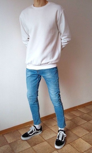 Hellblaue enge Jeans kombinieren – 509+ Herren Outfits: Vereinigen Sie ein weißes Sweatshirts mit hellblauen engen Jeans für einen entspannten Wochenend-Look. Vervollständigen Sie Ihr Look mit schwarzen und weißen Segeltuch niedrigen Sneakers.