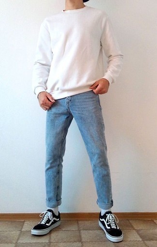 weißes Sweatshirt, hellblaue Jeans, schwarze und weiße Segeltuch niedrige Sneakers, weiße Socken für Herren