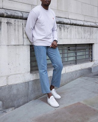 Wie Jeans mit Sweatshirt zu kombinieren – 500+ Herren Outfits: Kombinieren Sie ein Sweatshirts mit Jeans für ein bequemes Outfit, das außerdem gut zusammen passt. Weiße Segeltuch niedrige Sneakers sind eine gute Wahl, um dieses Outfit zu vervollständigen.