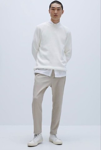 Hellbeige Hose kombinieren – 1200+ Herren Outfits: Die Vielseitigkeit von einem weißen Sweatshirt und einer hellbeige Hose machen sie zu einer lohnenswerten Investition. Vervollständigen Sie Ihr Outfit mit weißen hohen Sneakers aus Segeltuch, um Ihr Modebewusstsein zu zeigen.