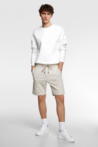 Pullover kombinieren – 500+ Sommer Herren Outfits: Entscheiden Sie sich für einen Pullover und hellbeige Shorts für einen bequemen Alltags-Look. Fühlen Sie sich ideenreich? Wählen Sie weißen Leder niedrige Sneakers. Schon ergibt sich ein schöner Sommer-Look.