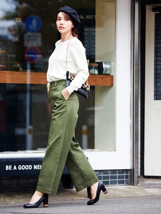 Olivgrüne weite Hose kombinieren – 15 Damen Outfits: Diese Kombination aus einem weißen Sweatshirt und einer olivgrünen weiter Hose ist super alltagstauglich. Komplettieren Sie Ihr Outfit mit schwarzen Leder Pumps.