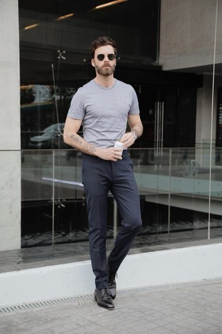 Dunkelblaue Anzughose kombinieren – 699+ Sommer Herren Outfits: Kombinieren Sie ein hellblaues T-Shirt mit einem Rundhalsausschnitt mit einer dunkelblauen Anzughose für einen für die Arbeit geeigneten Look. Fühlen Sie sich ideenreich? Vervollständigen Sie Ihr Outfit mit schwarzen Leder Derby Schuhen. Schon mal so einen tollen Sommer-Look gesehen?