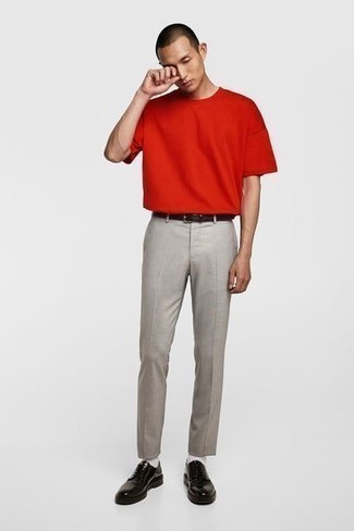 rotes T-Shirt mit einem Rundhalsausschnitt, graue Anzughose, schwarze Leder Derby Schuhe, dunkelbrauner Ledergürtel für Herren