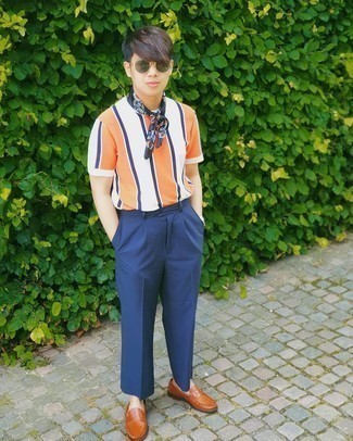 Dunkelblaue Anzughose kombinieren – 699+ Sommer Herren Outfits: Kombinieren Sie ein orange vertikal gestreiftes T-Shirt mit einem Rundhalsausschnitt mit einer dunkelblauen Anzughose für Ihren Bürojob. Setzen Sie bei den Schuhen auf die klassische Variante mit rotbraunen Leder Slippern. Was für eine coole Sommer-Outfit Idee!