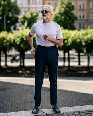 Dunkelblaue Sonnenbrille kombinieren – 500+ Herren Outfits: Für ein bequemes Couch-Outfit, entscheiden Sie sich für ein weißes T-Shirt mit einem Rundhalsausschnitt und eine dunkelblaue Sonnenbrille. Fühlen Sie sich ideenreich? Entscheiden Sie sich für dunkelblauen Leder Slipper.