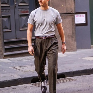 Dunkelbraune Hose kombinieren – 54 Smart-Casual Herren Outfits heiß Wetter: Kombinieren Sie ein graues T-Shirt mit einem Rundhalsausschnitt mit einer dunkelbraunen Hose für einen für die Arbeit geeigneten Look. Fühlen Sie sich mutig? Wählen Sie dunkelbraunen Leder Slipper.