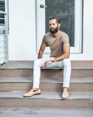 Welche Slipper mit weißer Jeans zu tragen – 30 Herren Outfits heiß Wetter: Die Kombination von einem beige T-Shirt mit einem Rundhalsausschnitt und weißen Jeans erlaubt es Ihnen, Ihren Freizeitstil klar und einfach zu halten. Slipper sind eine einfache Möglichkeit, Ihren Look aufzuwerten.