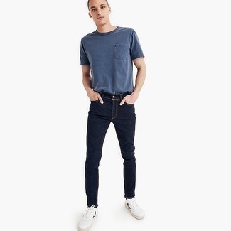 20 Jährige: Wie blaues T-Shirt mit einem Rundhalsausschnitt mit blauer Jeans zu kombinieren – 3 Herren Outfits heiß Wetter: Entscheiden Sie sich für ein blaues T-Shirt mit einem Rundhalsausschnitt und blauen Jeans für ein sonntägliches Mittagessen mit Freunden. Weiße und schwarze Leder niedrige Sneakers sind eine ideale Wahl, um dieses Outfit zu vervollständigen.