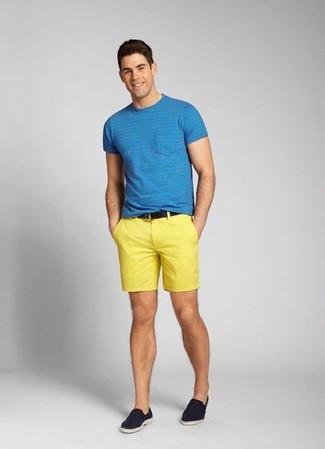 Blaue Slip-On Sneakers aus Segeltuch kombinieren – 81 Herren Outfits: Erwägen Sie das Tragen von einem blauen T-Shirt mit einem Rundhalsausschnitt und gelben Shorts, um mühelos alles zu meistern, was auch immer der Tag bringen mag. Entscheiden Sie sich für blauen Slip-On Sneakers aus Segeltuch, um Ihr Modebewusstsein zu zeigen.