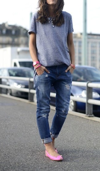 blaue Boyfriend Jeans mit Destroyed-Effekten von Asos