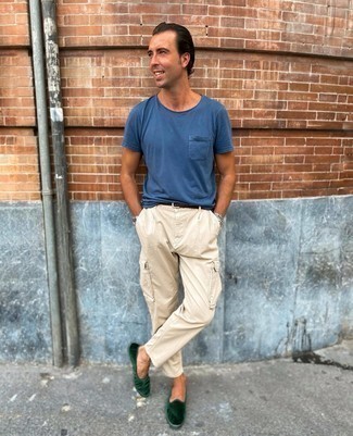 40 Jährige: Cargohose kombinieren – 9 Herren Outfits heiß Wetter: Ein blaues T-Shirt mit einem Rundhalsausschnitt und eine Cargohose sind eine perfekte Outfit-Formel für Ihre Sammlung. Fühlen Sie sich ideenreich? Komplettieren Sie Ihr Outfit mit dunkelgrünen Samt Slippern.