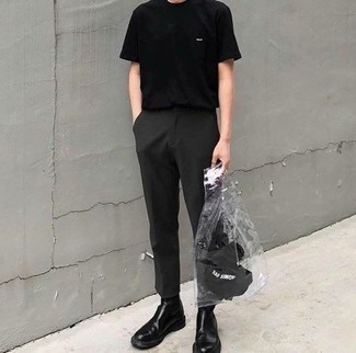 schwarzes T-Shirt mit einem Rundhalsausschnitt, dunkelgraue Chinohose, schwarze Chelsea Boots aus Leder, transparente Gummi Shopper Tasche für Herren