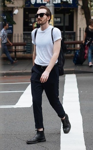 Schwarzen Rucksack kombinieren – 251 Smart-Casual Herren Outfits: Kombinieren Sie ein weißes T-Shirt mit einem Rundhalsausschnitt mit einem schwarzen Rucksack für einen entspannten Wochenend-Look. Komplettieren Sie Ihr Outfit mit schwarzen Chelsea Boots aus Leder, um Ihr Modebewusstsein zu zeigen.