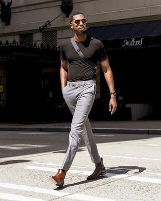 Welche Chinohosen mit schwarzen T-Shirts mit einem Rundhalsausschnitt zu tragen – 500+ Herren Outfits: Entscheiden Sie sich für ein schwarzes T-Shirt mit einem Rundhalsausschnitt und eine Chinohose, um einen lockeren, aber dennoch stylischen Look zu erhalten. Machen Sie Ihr Outfit mit braunen Chelsea Boots aus Leder eleganter.