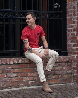 Rote Socken kombinieren – 831+ Herren Outfits: Ein rotes T-Shirt mit einem Rundhalsausschnitt und rote Socken sind eine perfekte Outfit-Formel für Ihre Sammlung. Putzen Sie Ihr Outfit mit beige Chelsea Boots aus Wildleder.