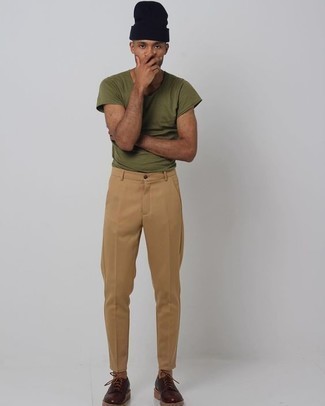 Beige Socken kombinieren – 500+ Herren Outfits: Erwägen Sie das Tragen von einem olivgrünen T-Shirt mit einem Rundhalsausschnitt und beige Socken für einen entspannten Wochenend-Look. Fühlen Sie sich mutig? Komplettieren Sie Ihr Outfit mit dunkelbraunen Leder Derby Schuhen.