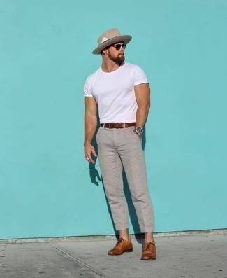 Hellbeige Wollhut kombinieren – 404 Herren Outfits: Für ein bequemes Couch-Outfit, erwägen Sie das Tragen von einem weißen T-Shirt mit einem Rundhalsausschnitt und einem hellbeige Wollhut. Fühlen Sie sich ideenreich? Entscheiden Sie sich für rotbraunen Leder Derby Schuhe.