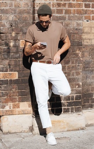 Hellbeige Socken kombinieren – 60 Smart-Casual Sommer Herren Outfits: Paaren Sie ein beige T-Shirt mit einem Rundhalsausschnitt mit hellbeige Socken für einen entspannten Wochenend-Look. Fühlen Sie sich mutig? Wählen Sie weißen Leder Derby Schuhe. Dieses Outfit eignet sich sehr gut für den Sommer.