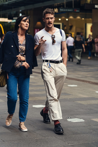 Business Schuhe kombinieren – 500+ Herren Outfits heiß Wetter: Paaren Sie ein weißes T-Shirt mit einem Rundhalsausschnitt mit einer hellbeige Chinohose für ein Alltagsoutfit, das Charakter und Persönlichkeit ausstrahlt. Fühlen Sie sich mutig? Ergänzen Sie Ihr Outfit mit Business Schuhen.