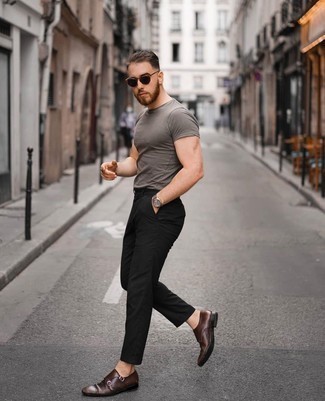Dunkelgraue Lederuhr kombinieren – 500+ Herren Outfits: Ein graues T-Shirt mit einem Rundhalsausschnitt und eine dunkelgraue Lederuhr sind eine perfekte Wochenend-Kombination. Komplettieren Sie Ihr Outfit mit dunkelbraunen Doppelmonks aus Leder, um Ihr Modebewusstsein zu zeigen.