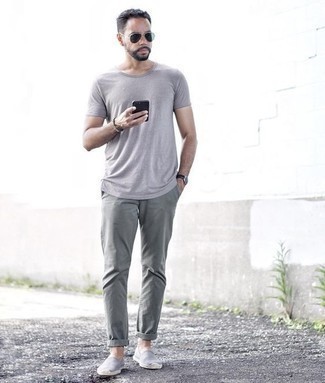 graues T-Shirt mit einem Rundhalsausschnitt, graue Chinohose, graue Segeltuch Espadrilles, dunkelgrüne Sonnenbrille für Herren