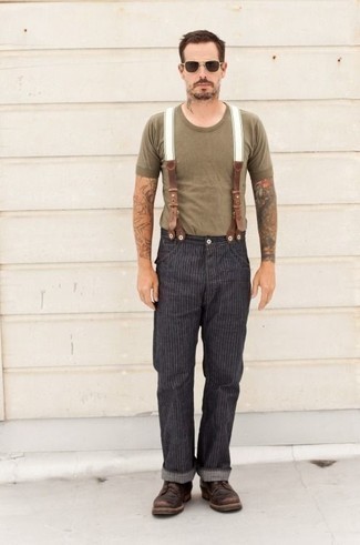 Braunen Hosenträger kombinieren – 94 Herren Outfits: Für ein bequemes Couch-Outfit, paaren Sie ein beige T-Shirt mit einem Rundhalsausschnitt mit einem braunen Hosenträger. Wählen Sie eine dunkelbraune Lederfreizeitstiefel, um Ihr Modebewusstsein zu zeigen.