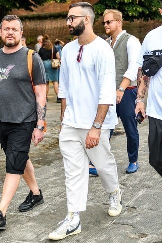 weißes T-Shirt mit einem Rundhalsausschnitt, weiße Chinohose, weiße und dunkelblaue hohe Sneakers aus Leder, transparente Sonnenbrille für Herren