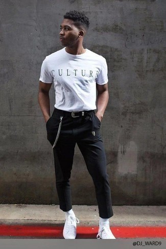 weißes und schwarzes bedrucktes T-Shirt mit einem Rundhalsausschnitt, schwarze Chinohose, weiße hohe Sneakers aus Segeltuch, schwarzer geflochtener Segeltuchgürtel für Herren