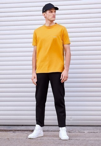 Orange T-shirt kombinieren – 176 Herren Outfits heiß Wetter: Erwägen Sie das Tragen von einem orange T-shirt und einer schwarzen Chinohose für ein sonntägliches Mittagessen mit Freunden. Ergänzen Sie Ihr Outfit mit weißen hohen Sneakers aus Segeltuch, um Ihr Modebewusstsein zu zeigen.