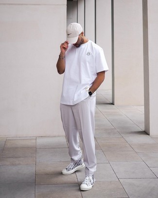 Graue hohe Sneakers aus Segeltuch kombinieren – 155 Herren Outfits: Vereinigen Sie ein weißes T-Shirt mit einem Rundhalsausschnitt mit einer grauen Chinohose für ein großartiges Wochenend-Outfit. Graue hohe Sneakers aus Segeltuch leihen Originalität zu einem klassischen Look.