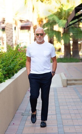 60 Jährige: Mokassins kombinieren – 3 Herren Outfits: Kombinieren Sie ein weißes T-Shirt mit einem Rundhalsausschnitt mit einer dunkelblauen Chinohose für ein großartiges Wochenend-Outfit. Dieses Outfit passt hervorragend zusammen mit Mokassins.