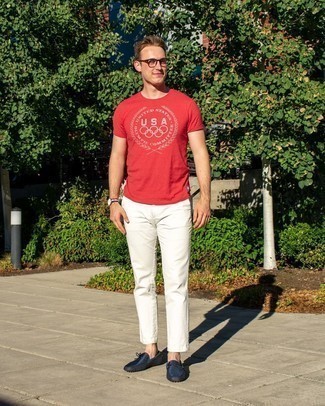 Mokassins kombinieren – 51 Herren Outfits heiß Wetter: Paaren Sie ein rotes und weißes bedrucktes T-Shirt mit einem Rundhalsausschnitt mit einer weißen Chinohose, um mühelos alles zu meistern, was auch immer der Tag bringen mag. Mokassins sind eine einfache Möglichkeit, Ihren Look aufzuwerten.