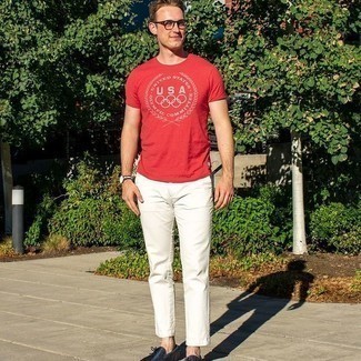 Rotes und weißes bedrucktes T-Shirt mit einem Rundhalsausschnitt kombinieren – 67 Herren Outfits: Entscheiden Sie sich für ein rotes und weißes bedrucktes T-Shirt mit einem Rundhalsausschnitt und eine weiße Chinohose für ein Alltagsoutfit, das Charakter und Persönlichkeit ausstrahlt. Fühlen Sie sich mutig? Wählen Sie dunkelblauen Gummi Mokassins.