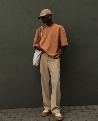 orange T-Shirt mit einem Rundhalsausschnitt, beige Chinohose, weiße Segeltuch niedrige Sneakers, weiße Shopper Tasche aus Segeltuch für Herren