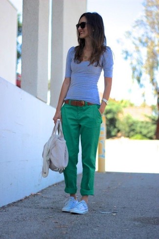 graues T-Shirt mit einem Rundhalsausschnitt, grüne Chinohose, weiße Segeltuch niedrige Sneakers, hellbeige Segeltuch Reisetasche für Damen